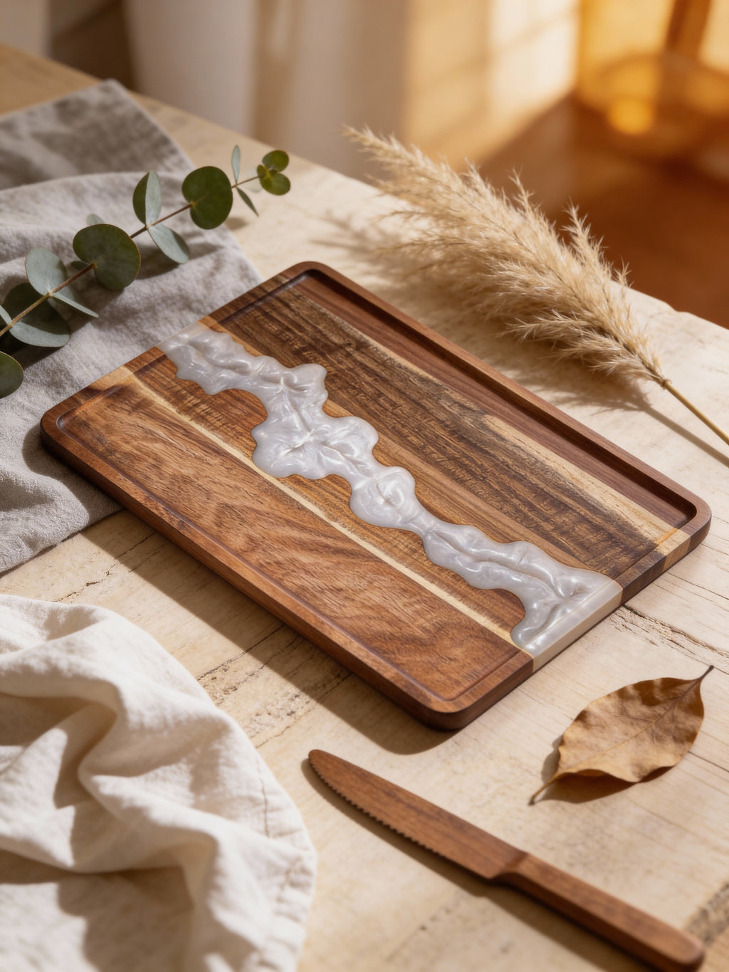 Plateau de service gravé en bois et résine nacrée